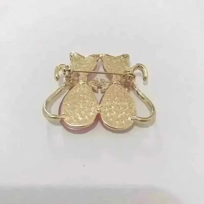 🌟 Elegant Cat Brooch with Diamond Look - Purr-fectly Stylish 🌟