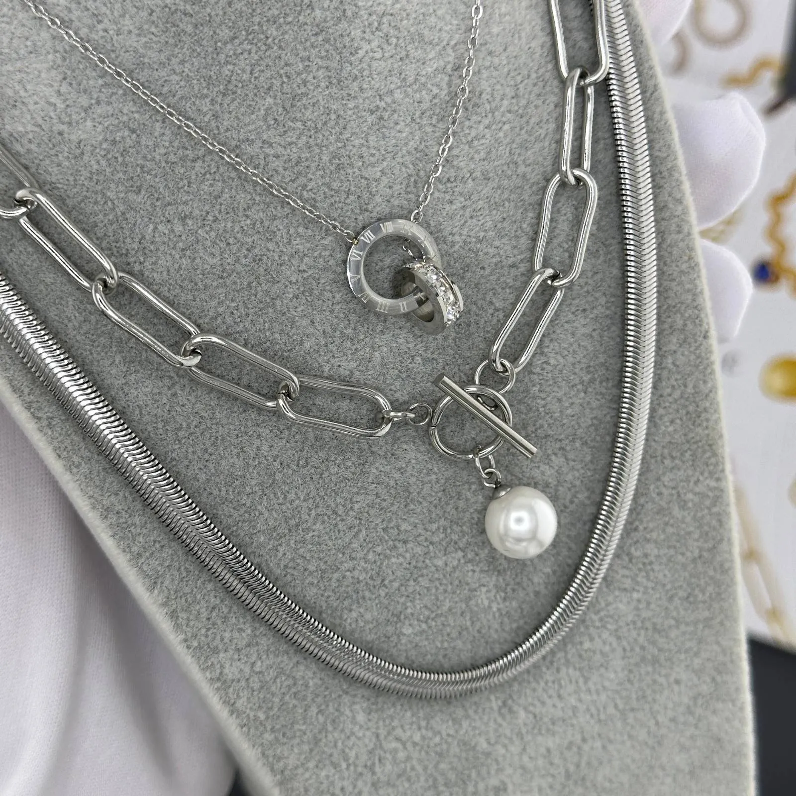 Chic Linked Circles Pendant necklace, Stainless Steel