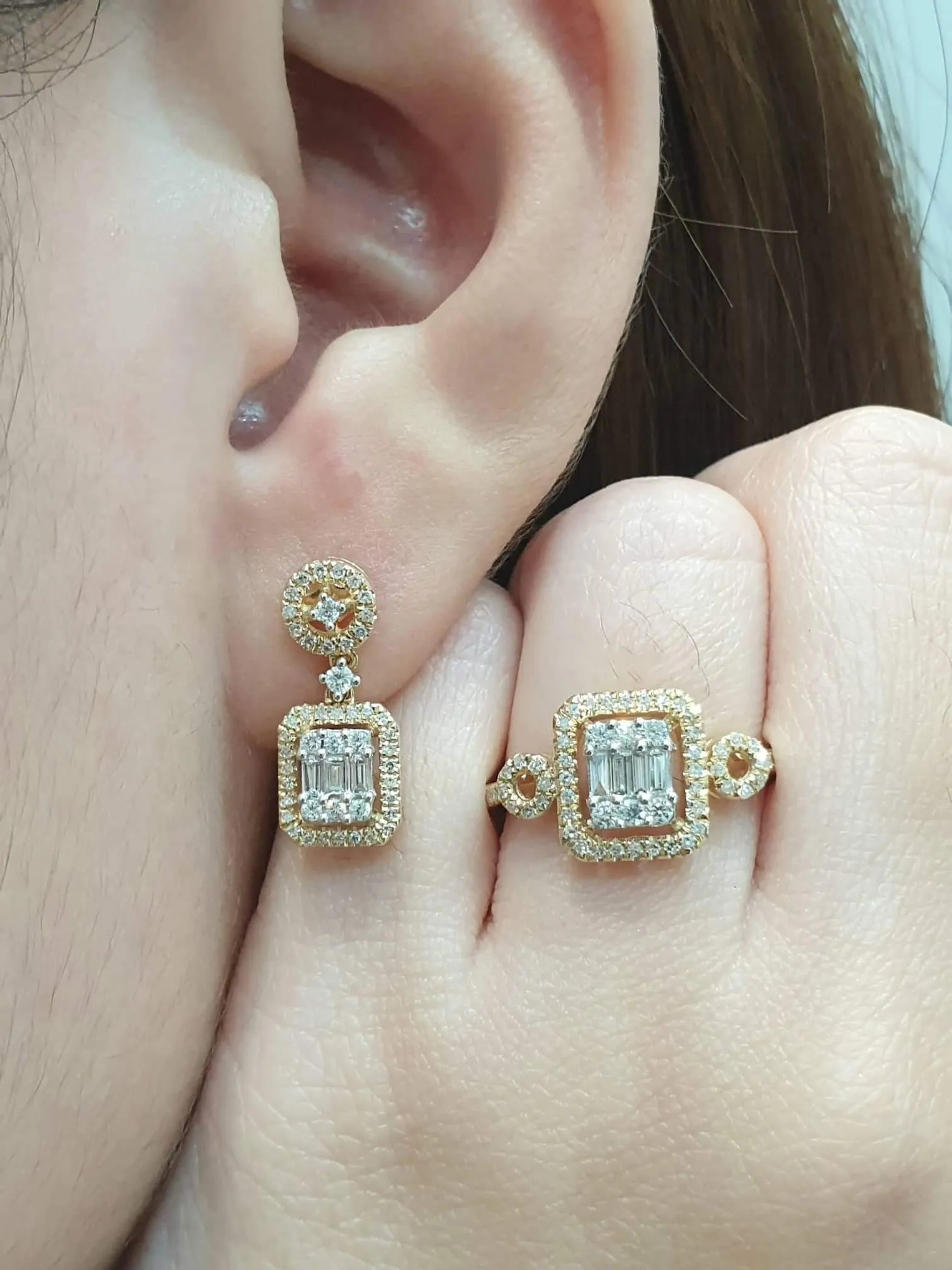 PREORDER | Golden Round Emerald Dangling Diamond Jewelry Set 14kt